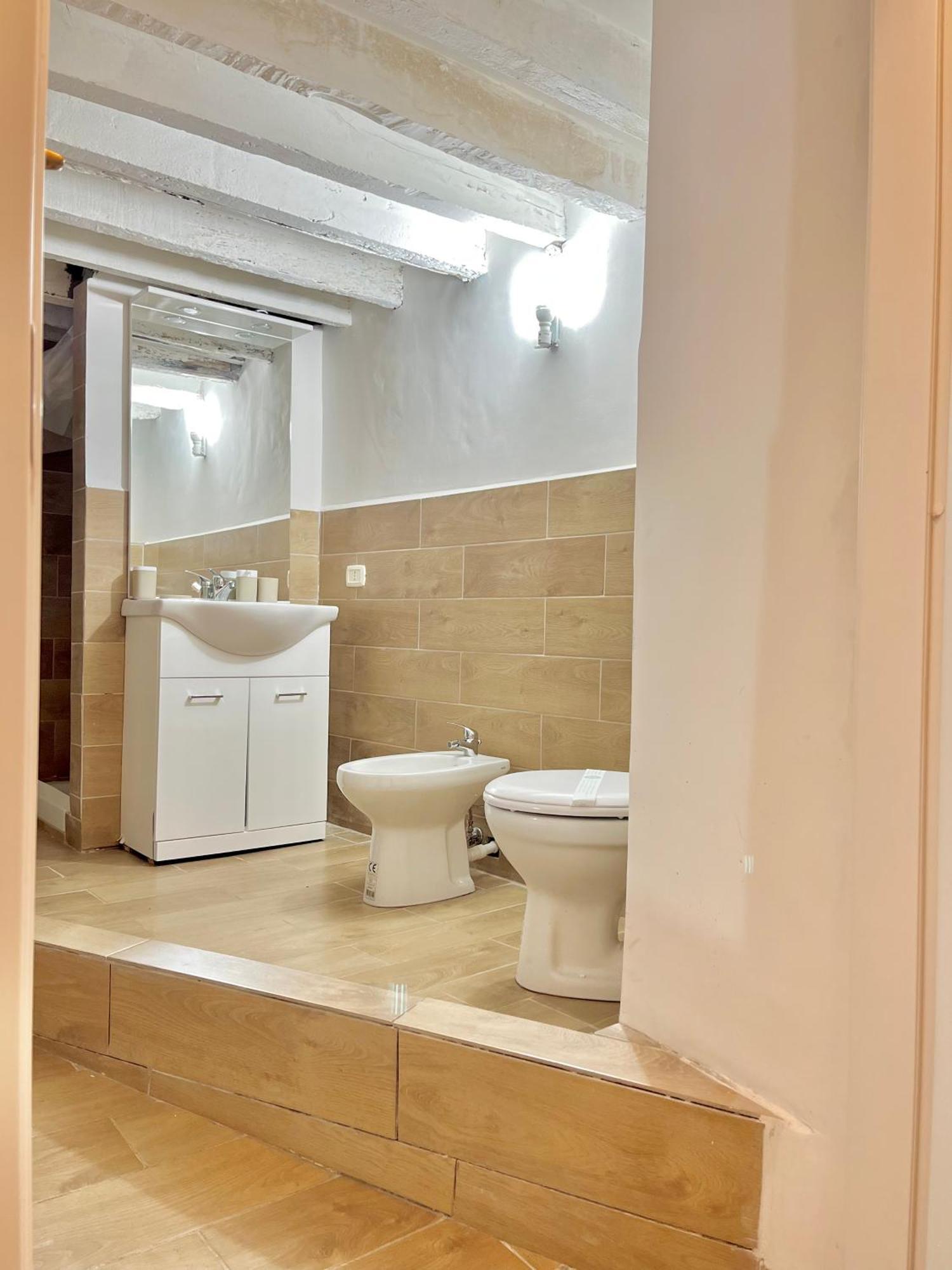 Genova Centro Affittacamere- Bagno In Comune Bagian luar foto
